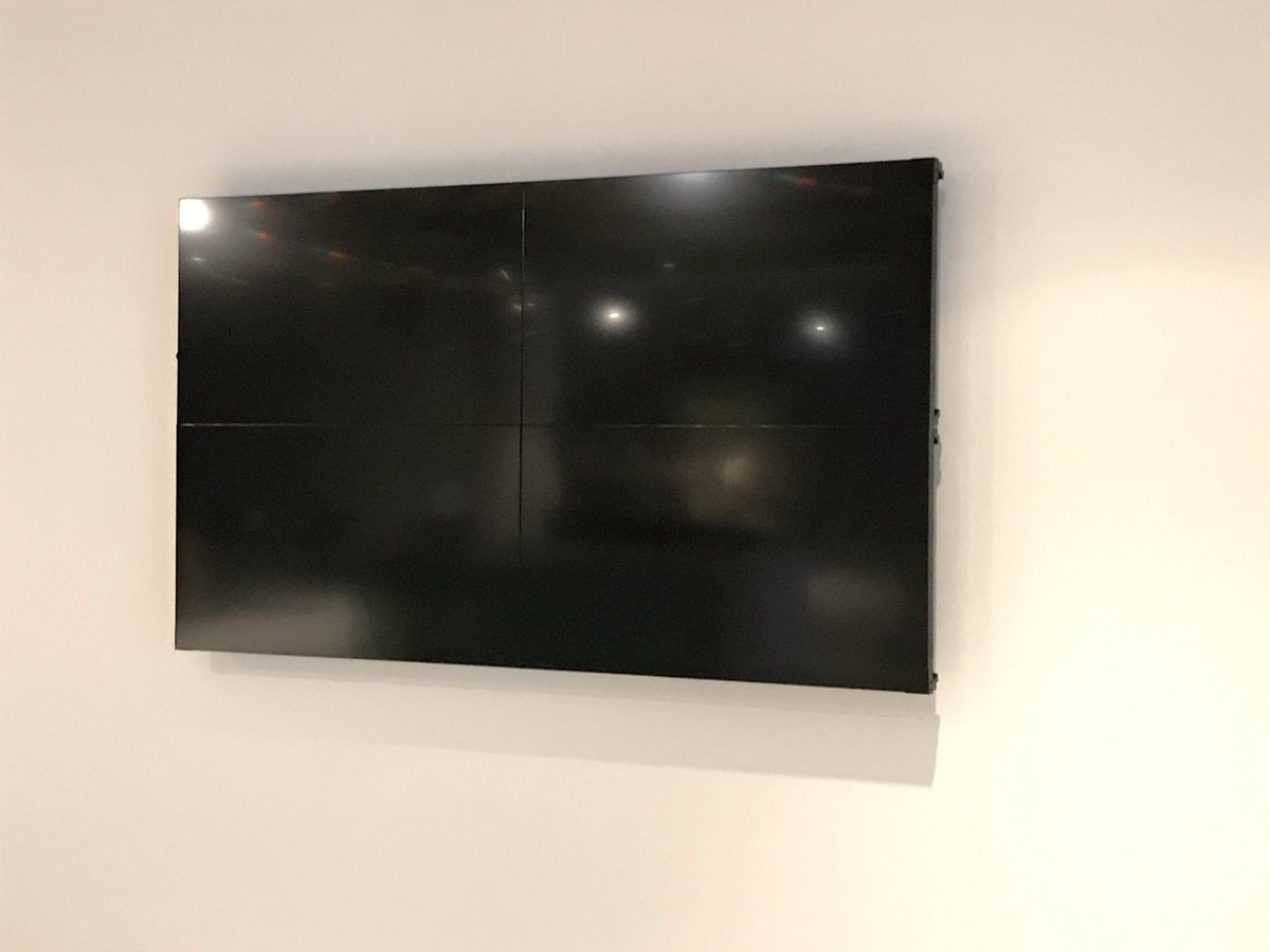 Nedtronics's tweet photo. Vandaag hebben de mannen van #nedtronics een prachtige #LG #videowall gemonteerd, bestaande uit 4 professionele 55” LG monitoren die nagenoeg naadloos een beeld van maar liefst 110” (280 cm) beelddiagonaal weergeven. Een project om trots op te zijn. https://t.co/ZF6pBmqSLt