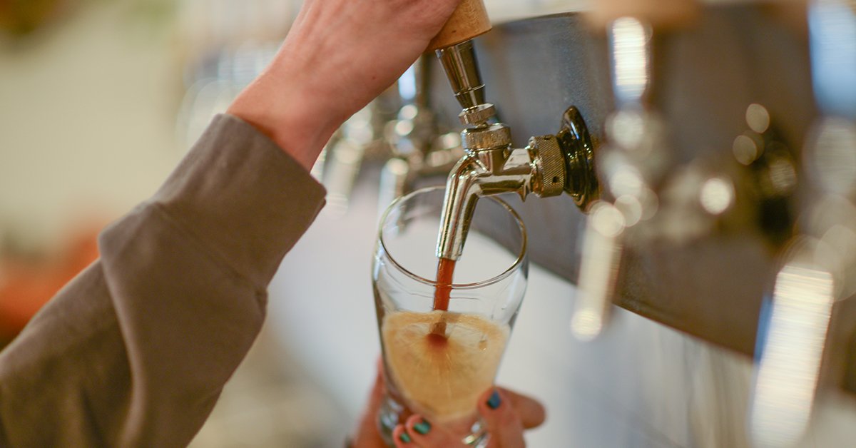 BrewersAssoc's tweet photo. Pour properly to deliver a handsome and inviting glass of draught beer. https://t.co/s9YvtvlzVg #beerbasics #beerbiz https://t.co/XRg1ek52dg