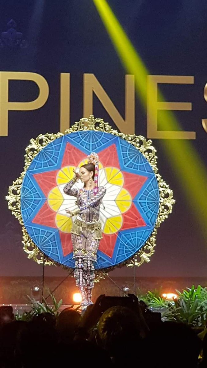 jaep96's tweet photo. JUST IN | Miss Universe Philippines 2018 CATRIONA GRAY wearing and carrying her official entry for Miss Universe 2018 NATIONAL COSTUME.

#MissUniverse #MissUniverse2018 #MissUniversePhilippines2018 #NationalCostume #PageantTrend #PageantPressSociety
CTTO https://t.co/Bu5DXlzz7l