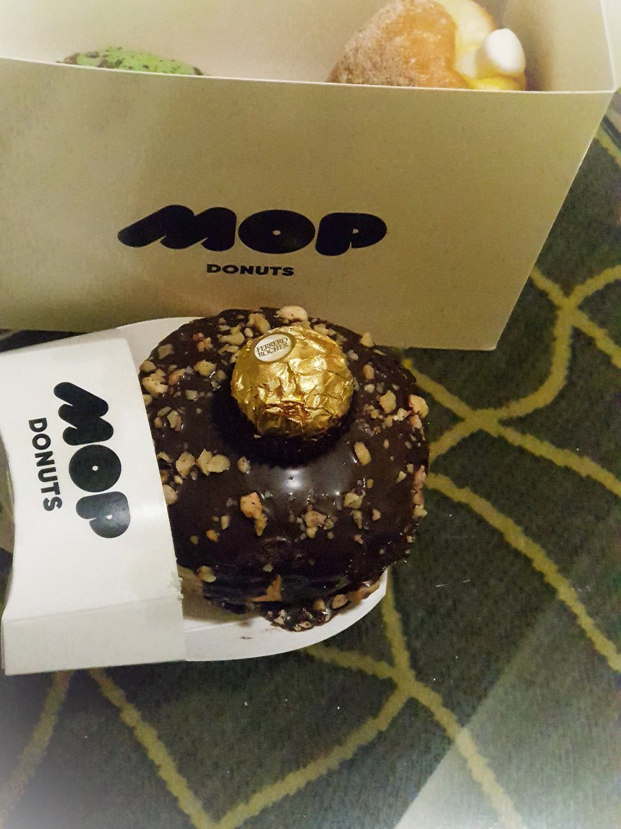 paanito's tweet photo. MOP Donut โดนัทที่อร่อยที่ซู้ดด ไม่รู้จะเข้ามาเมืองไทยไม๊ ร้านโดดเด่นอยู่บนถนน shopping เส้นหลักของ Perth ออสเตรเลีย ที่ขายดีสุดน่าจะเป็น รส ferrero ก็มันน่ากินจริงๆ แถมอร่อยมากด้วย ถ้าได้ไปอย่าลืมไปลองนะคร้า @aroii #อร่อยเมืองนอก #นางฟ้าพาชิม #กินไปเรื่อย #donut #MOPdonut https://t.co/0l4fJXb66X