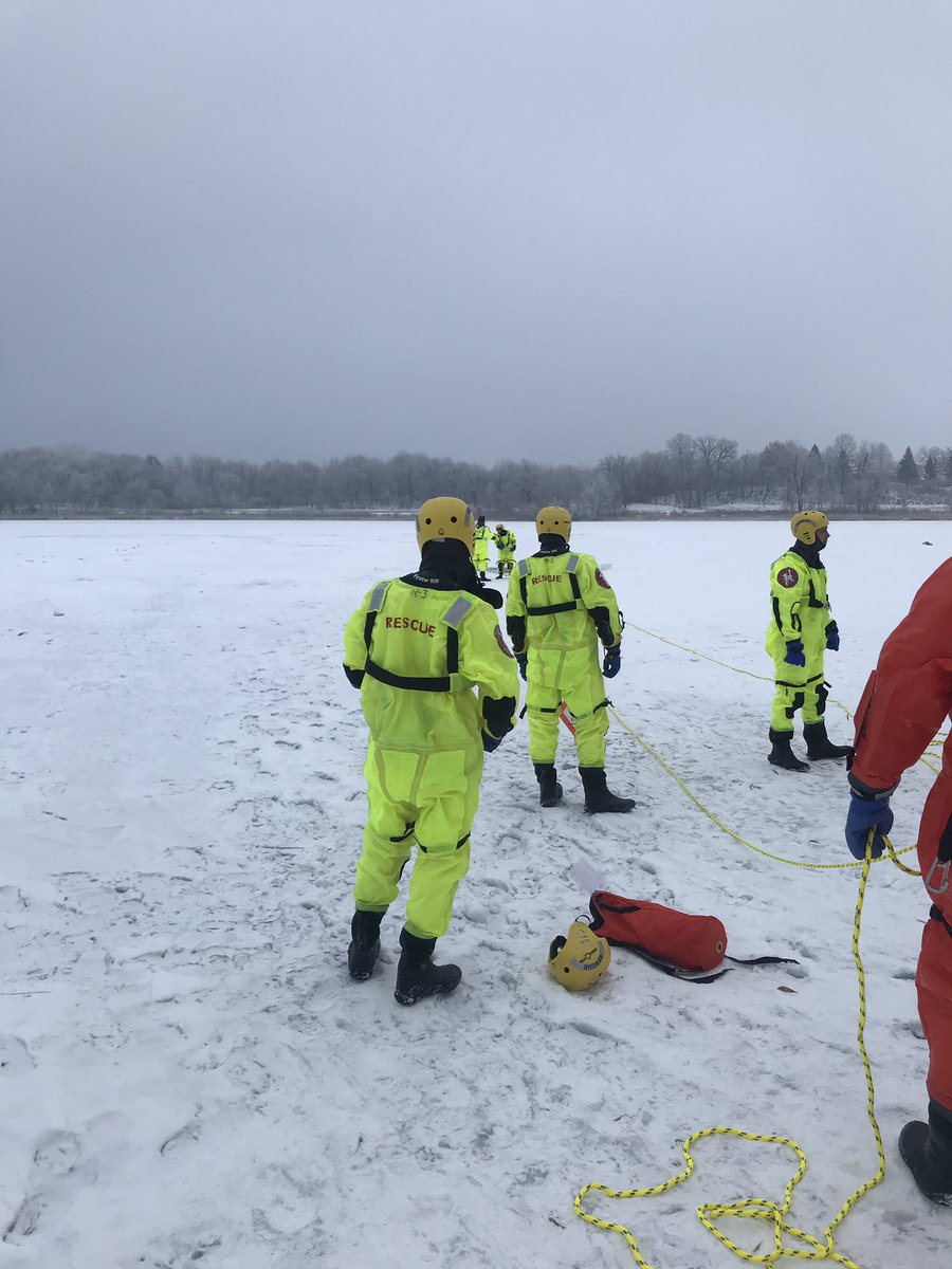 BFD_MN's tweet photo. Cold water/ice rescue training today at Bush Lake. Cold morning but these firefighters are enjoying the water. #keepingskillssharp #bloomingtonmnfire https://t.co/lHOE1dy6qK