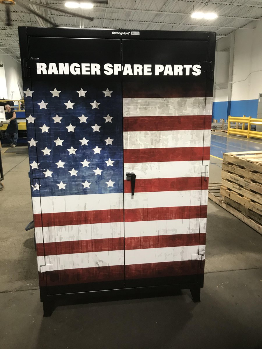 StrongHold_MFG's tweet photo. Feeling motivated this morning after visiting a local @DanaInc_ facility and seeing one of our custom cabinets. Check out that wrap! ๐๐ดโช๐ต
#seriouslystrong #heavyduty #industrial #toolsofthetrade #mondaymotivation #merica #redwhiteandblue #starsandstripes https://t.co/RfH80mR4Kf