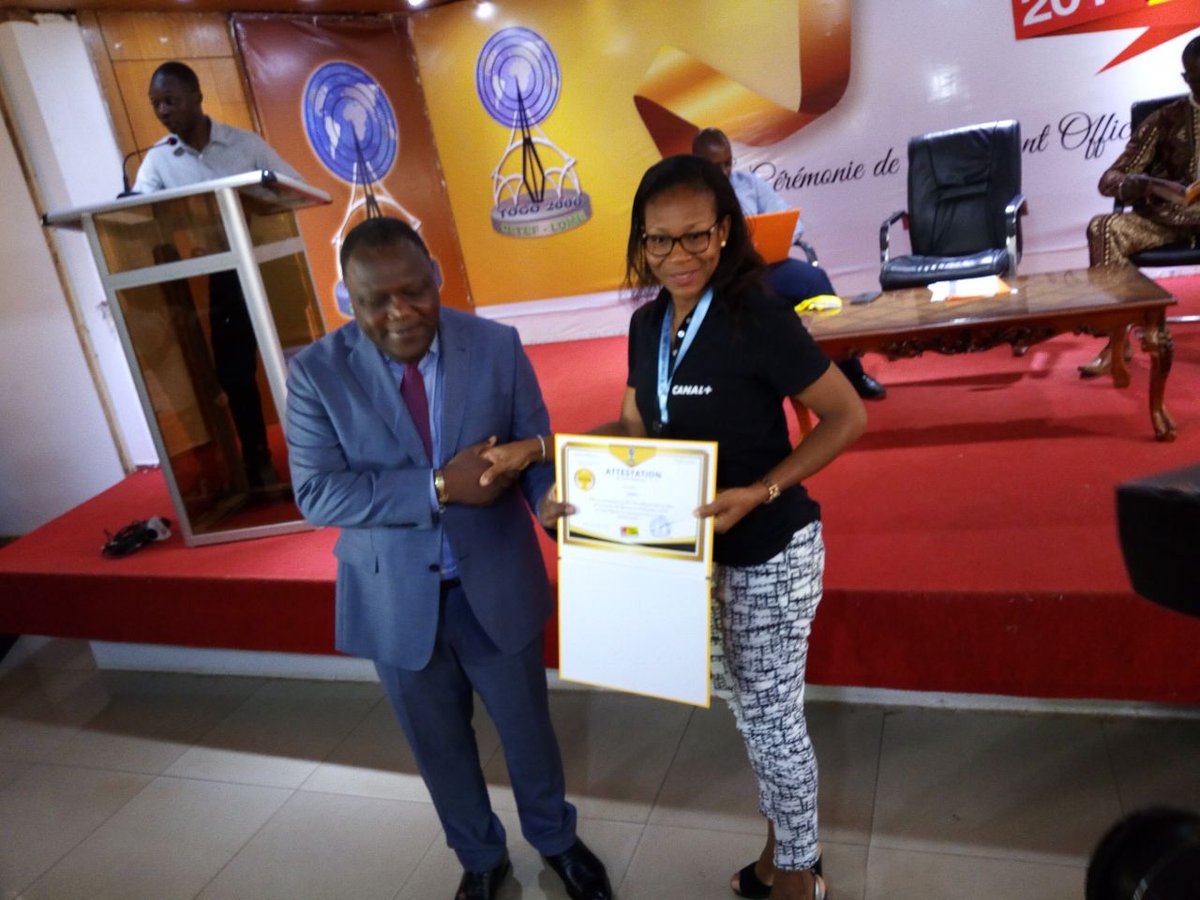 ceteflome's tweet photo. [ Foire de Lomé ] 

Cérémonie officielle de clôture

La direction du CETEF a procédé à une remise symbolique d'attestations aux differents sponsors de la 15ème Foire Internationale de Lomé ainsi qu'aux exposants venus des pays étrangers.

#Togo2000 #Cetef #TgFil15 #FoireDeLomé https://t.co/1WqrFQ9ibk