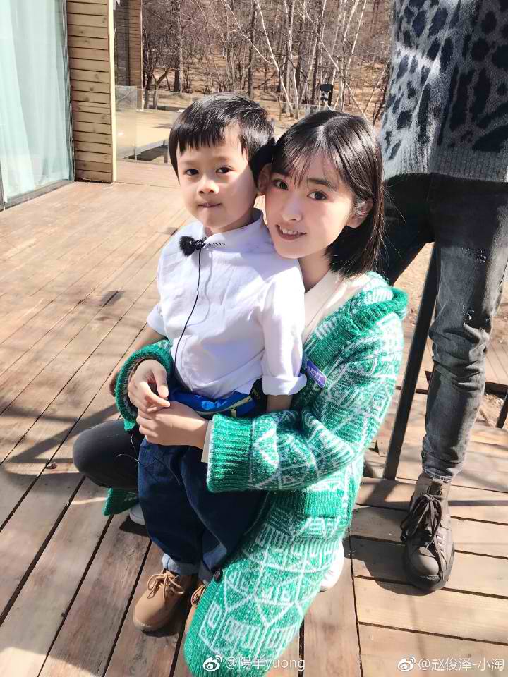 When they have these kind of photos with kids. I really can't avoid my delulu oh please just look at them!Btw, Dd said here while he was carrying the boy that he will buy all the shoes that his kid wants someday AND Yy was beside her  My heart is so so so weak help me 