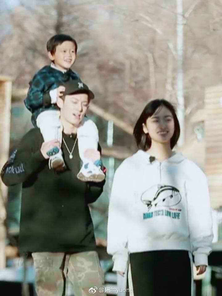 When they have these kind of photos with kids. I really can't avoid my delulu oh please just look at them!Btw, Dd said here while he was carrying the boy that he will buy all the shoes that his kid wants someday AND Yy was beside her  My heart is so so so weak help me 