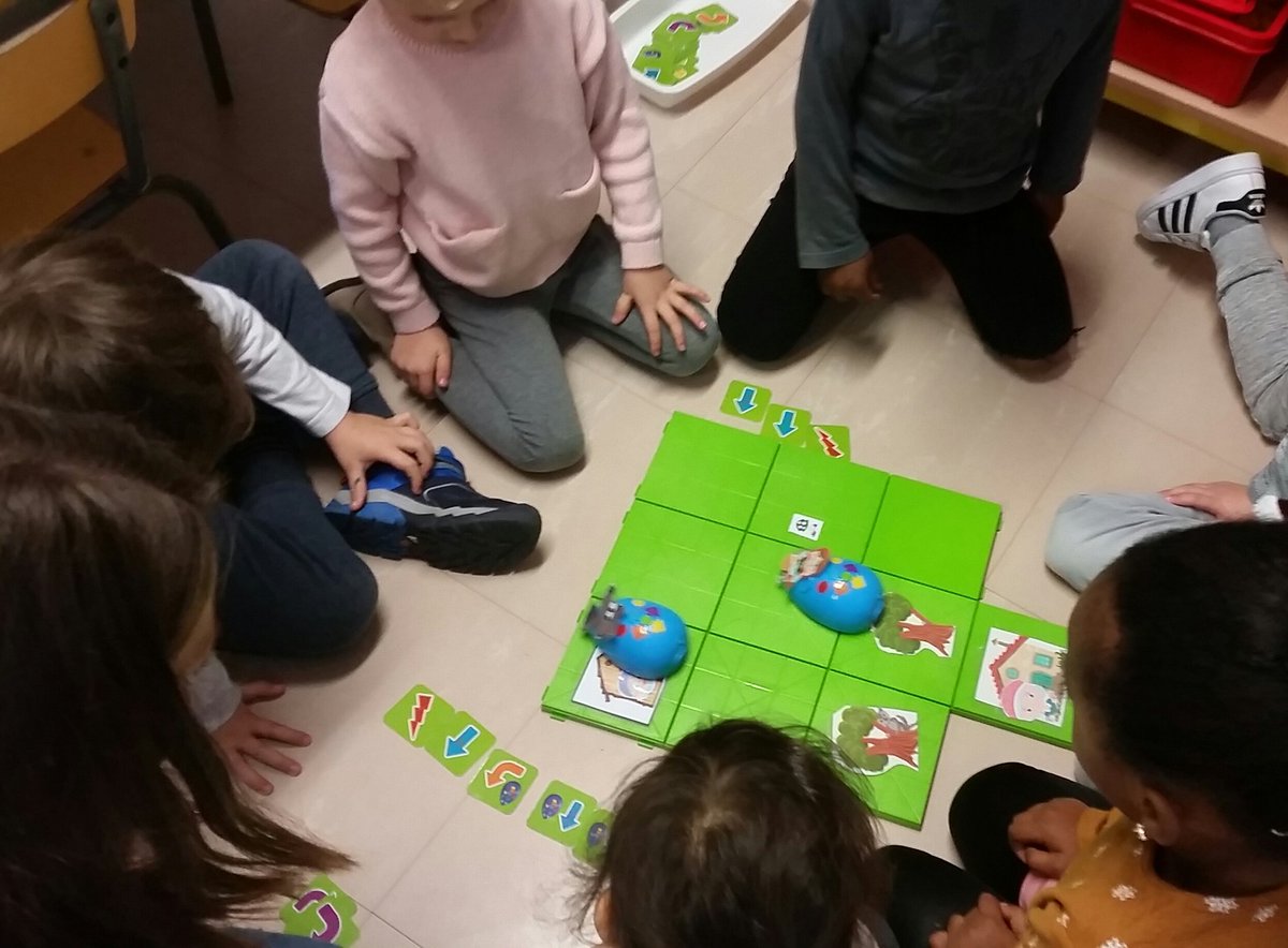 Aliceroye3's tweet image. #codage #maternelle faire vivre le conte du Petit Chaperon Rouge: tapis de conte numerique:  compréhension , #résolutionproblème