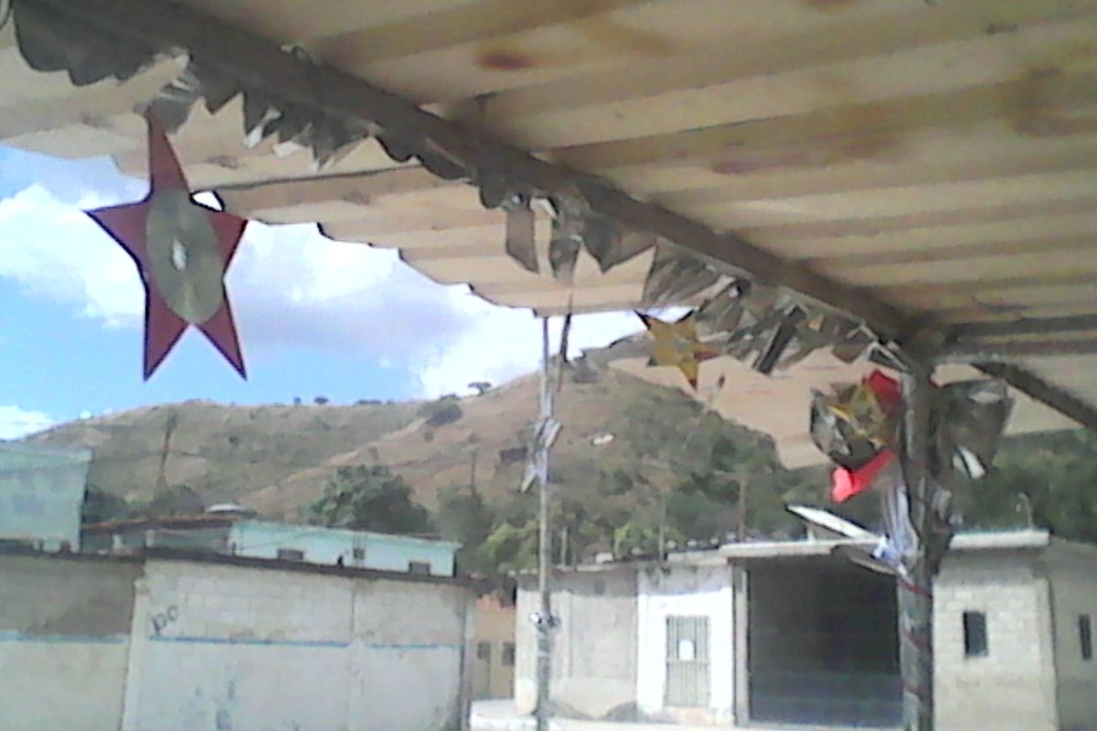 YUbiriAlmeida's tweet photo. Vecinos de las Mercedes Villa de Cura, Aragua decorando las calles @NicolasMaduro https://t.co/vPZTd0wAS2