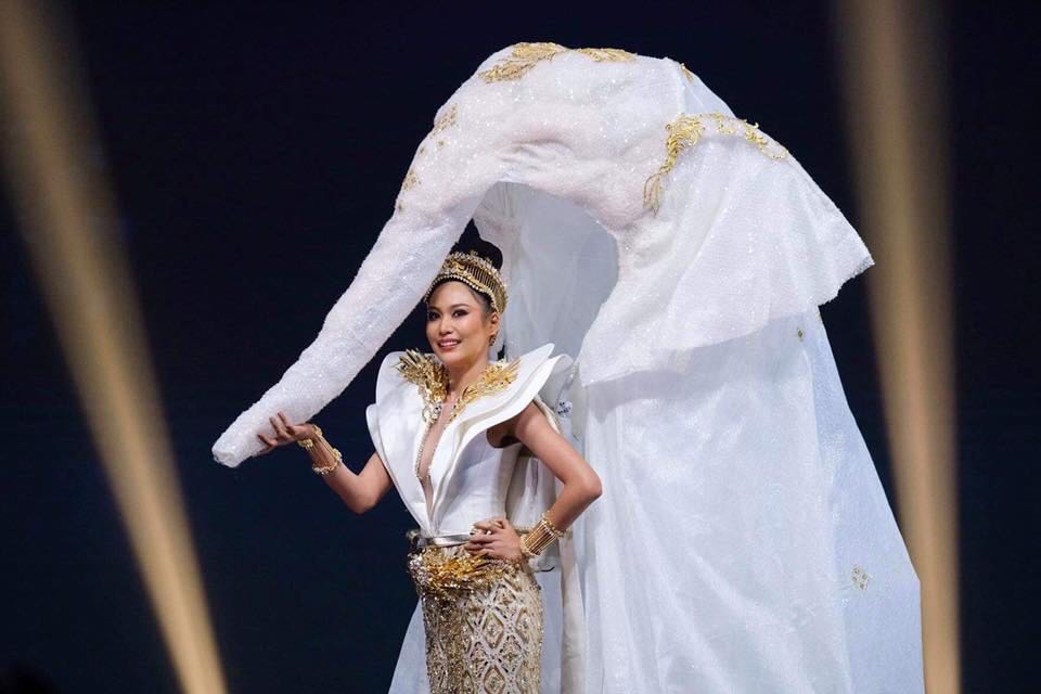 newyorkzaA's tweet photo. เหมือนช้างยิ้มกับนิ้งเลย น่ารักมากก
 #MissUniverse #Thailand https://t.co/5rucGDX0vz