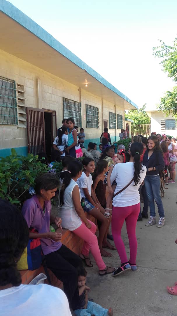 CPBEZ's tweet photo. #CpbezContigo | Acompañamos jornada médica y deportiva en el sector El Palo organizada por la Iglesia Católica, beneficiando a más de 200 familias de la P/quia #Ricuarte municipio #Mara #FuturoSeguro https://t.co/66KoVkBAPZ