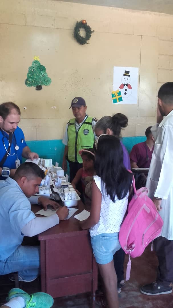 CPBEZ's tweet photo. #CpbezContigo | Acompañamos jornada médica y deportiva en el sector El Palo organizada por la Iglesia Católica, beneficiando a más de 200 familias de la P/quia #Ricuarte municipio #Mara #FuturoSeguro https://t.co/66KoVkBAPZ