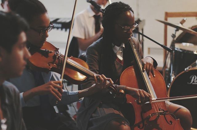‘Traditional’ layout of an orchestra: violins directly to the left of the conductor and the violas in the centre, woodwind and then the percussion behind them. cellos and double basses are usually placed to the right of the conductor, with the brass sect… ift.tt/2EnyTvp