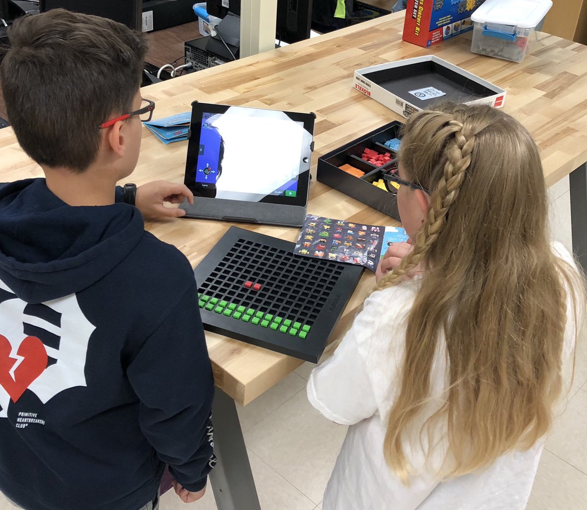 D_AlvarezAISD's tweet photo. The Collaboratory @NISDHoffmann with 4th grade! Working with #makerspace!!! #hoffmanninspired @NISDCounseling https://t.co/s5H5FndfSI