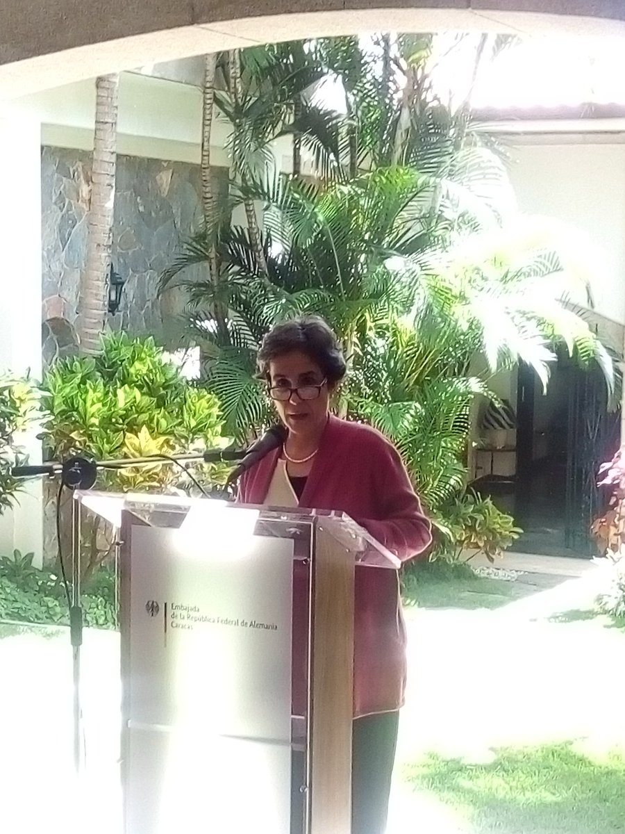 AlemaniaVzla's tweet photo. "Es necesario recordar siempre que los #DDHH son interdependientes y universales. Nunca podremos estar contentos con que sólo algunos de ellos sean respetados mientras otros no", Susana Raffalli. 

#70añosDDHH https://t.co/sYhxJxOFN1