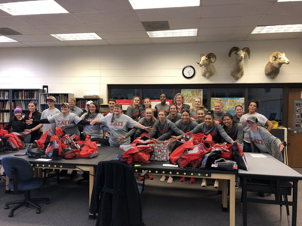 TBirds_VB's tweet photo. Had a great time helping the National Society of Leadership and Success to feed low-income seniors over the holidays. #All4Casper #helpinghand https://t.co/cNKhuHTM9n