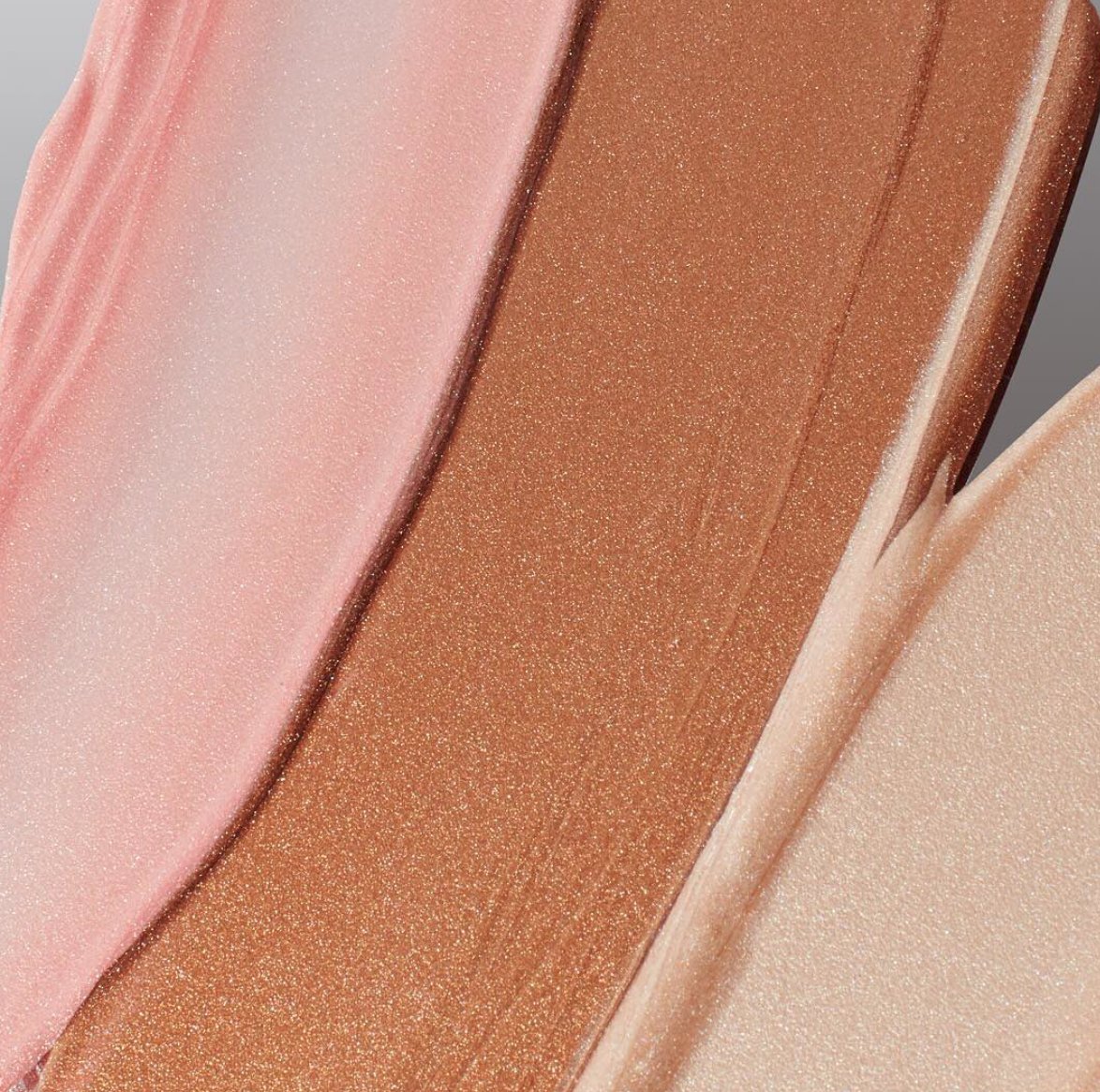 Glow baby glow with the Highlighting Elixir Illuminating Drops!

#Sleekmakeup #myfacemyrules