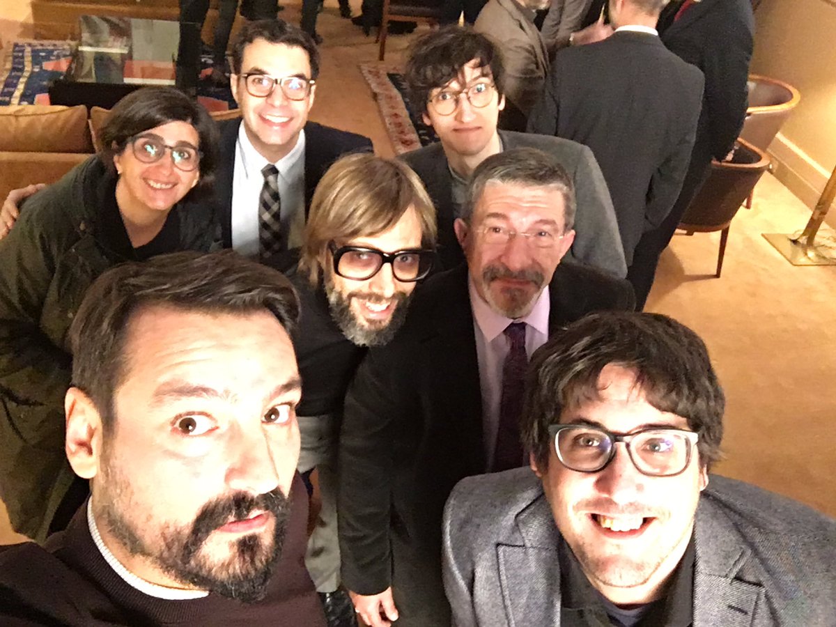 lacompetencia's tweet photo. A punt de recollir el Premi Nacional de Comunicació a la Generalitat. (Sense dotació econòmica, sense canapés i sense president) #humils https://t.co/cFHcn2kjiW
