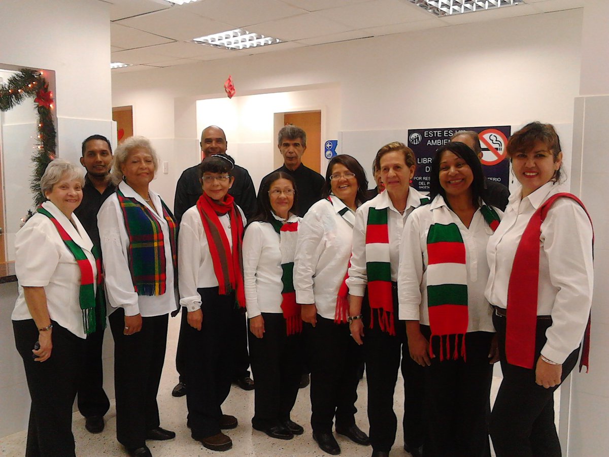 Con el ambiente navideño y fiestas decembrinas, el Centro Clínico de Inmunología y Reumatología del #IVSS, recibió este #06Dic a los miembros de la Coral del Palacio de Miraflores, con sus cánticos y parrandas. Brindando un mensaje de paz y alegría a nuestra familia segurista.