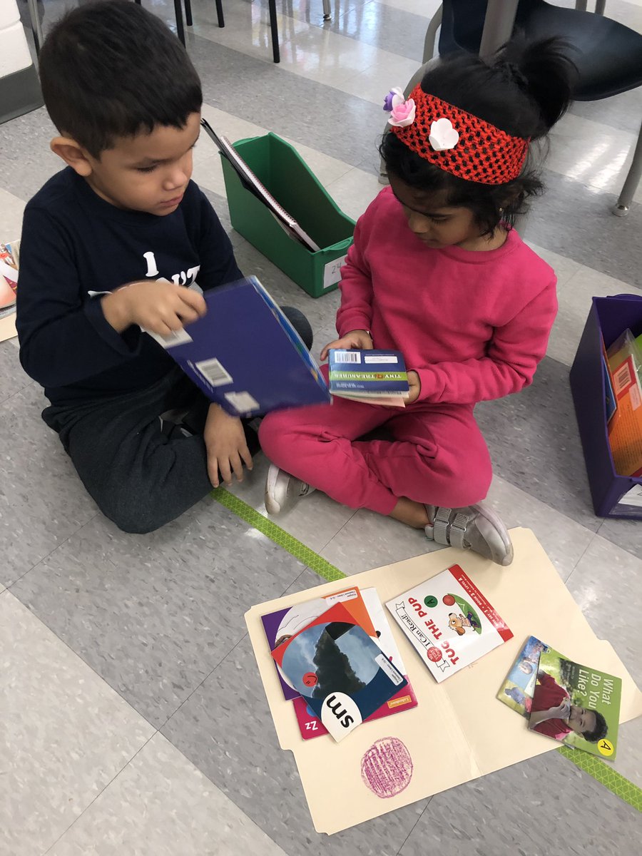 LeanneCSullivan's tweet photo. Such great management structures in place in @MrsSaadsclass reading workshop! Reading mats keep students organized & focused and sitting back-to-back with partners ensures smooth transitions. It’s the little things like this that make workshop manageable in K! @TCRWP #WestgateES https://t.co/kBJfWBeeTo