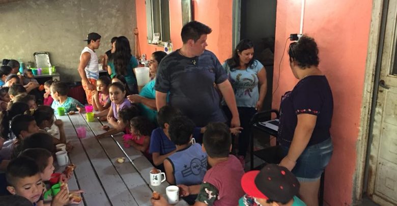 VeoHistoria's tweet photo. #VeoTuHistoria| ❤🏠El corazón de Silvia es tan grande que traspasó las paredes de su propia casa. Fue allí donde fundó el merendero Nuestra Señora de Guadalupe al que asisten niños en busca de alimento y amor. 

Conocelos, vos también podés ser parte📽⬇
https://t.co/fRd8nSp6ch https://t.co/YzeCdhY5D4