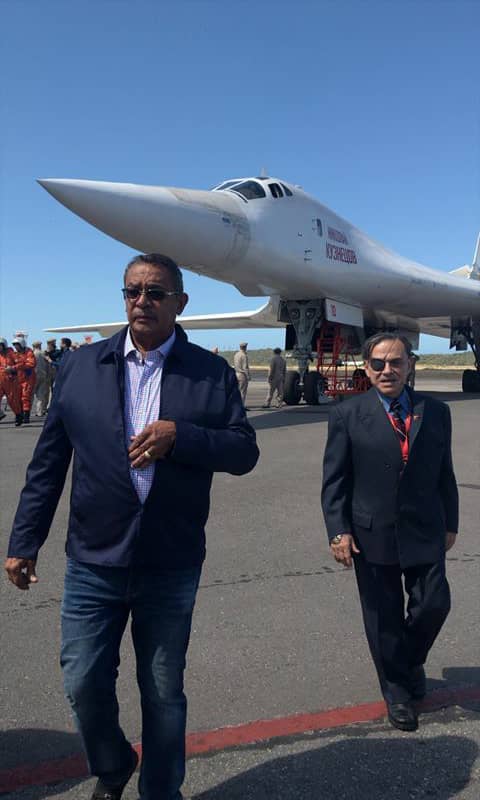 (Fotos) Para cooperación militar: Llegan a Venezuela dos bombarderos estratégicos rusos Tu-160 DuEsps0WkAASOtz