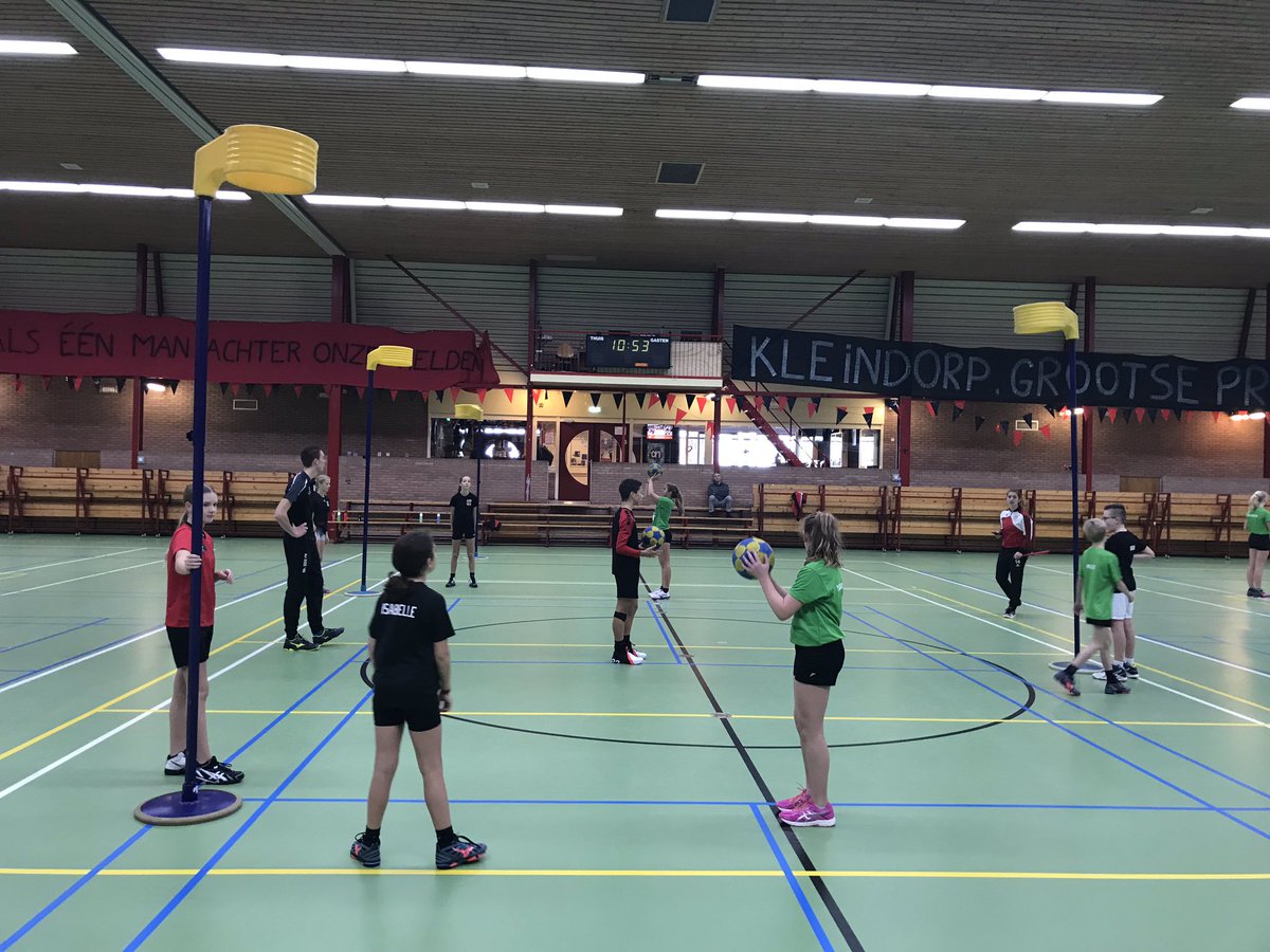 kelvinborrink's tweet photo. Gisterochtend 4e @DOS46 KID intern training gegeven. Bastiaan, Wiljan, Lara, Joachim en Harjan bedankt voor de leuke trainingen met het thema in balbezit blijven/komen. #KID #korfbal https://t.co/8qbBxAkKBk
