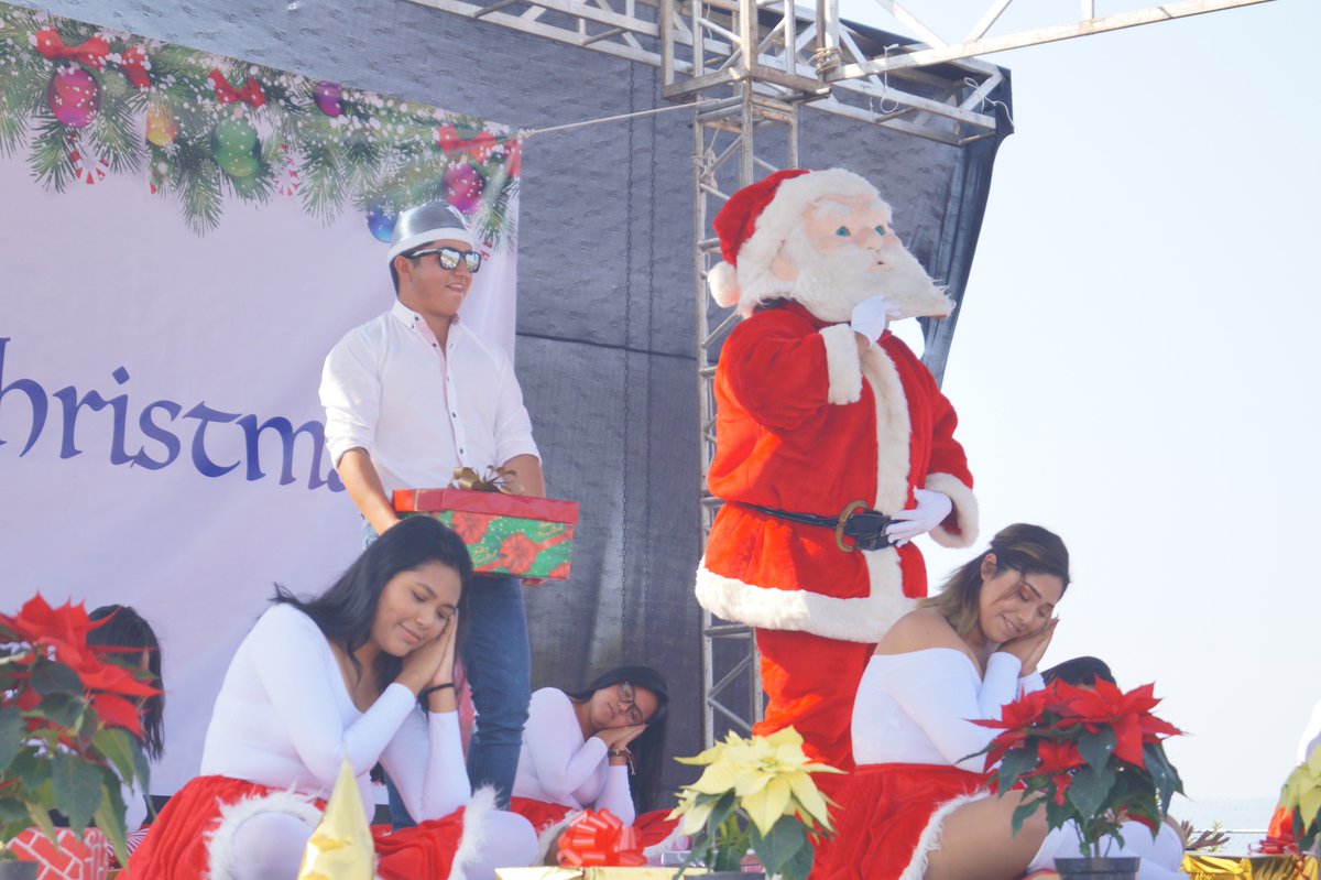 UTSEMor's tweet photo. Con el número musical "All I want for Christmas is you" se presentan estudiantes de Logística Internacional en el Christmas Fest 2018 de la @UTSEMor #OrgulloUTSEM #OrgulloBúhosVerdes https://t.co/cFxNmlwtCL