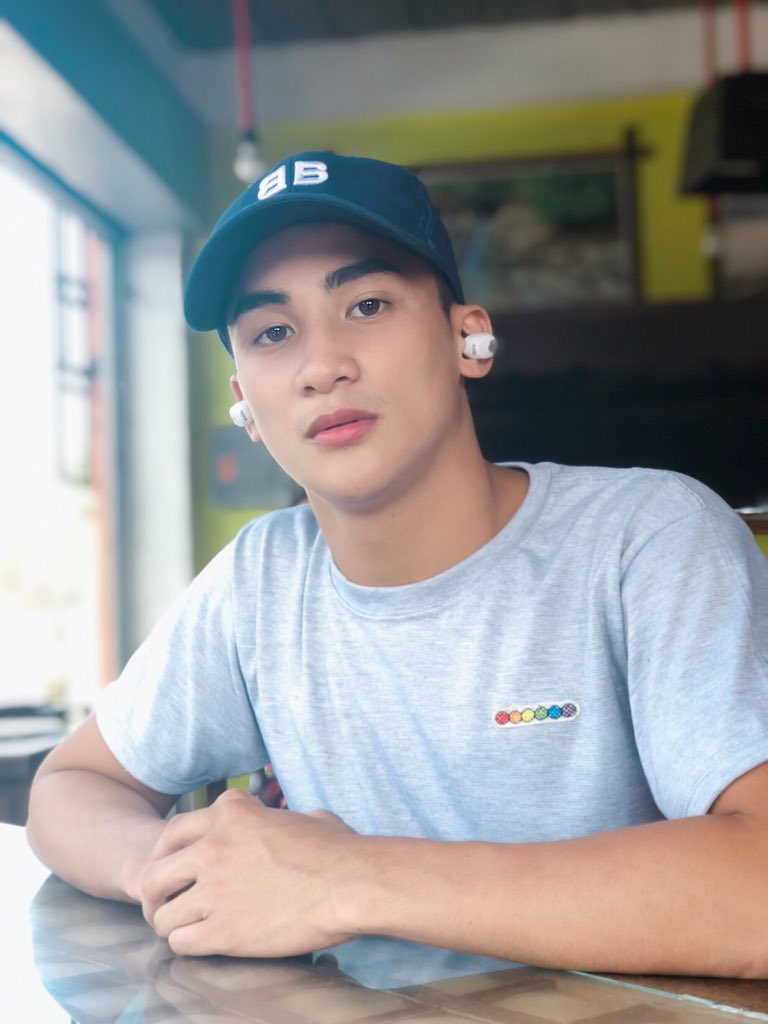 shucalleja's tweet image. Paano magpapogi at mag pacute kay crush? Medyo seryoso lang kunyare, konting smile lang 😊😊😊 #shucalleja #TEAMSUPER 
Thank you po kuya HypeOnline1820 sa IG para sa blue cap 😊😊😊 Wearing a patch of 🏳️‍🌈 to show my support as a straight ally. #acceptancewithoutexception