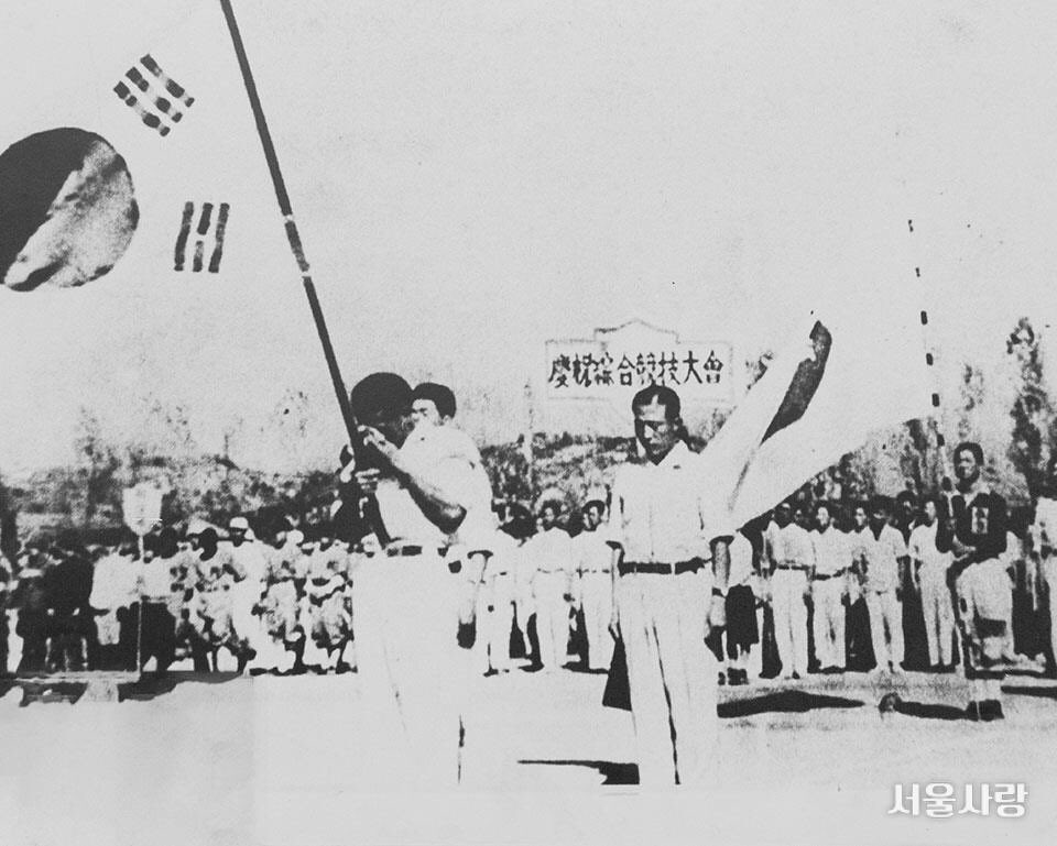 seoulmania's tweet image. (소근소근) 그거 아니?👂내년 10월 100번째 전국체전이 서울에서 열린대! 1회 대회는 야구종목만 있었고, 1945년 해방 후 열린 대회 개회식에선 손기정 선수가 태극기 기수로 입장했대..(뭉클) 
🔎100년의 구슬땀으로 기록된 스포츠 문화유산, #전국체육대회 역사속으로 고고  goo.gl/wYwngF