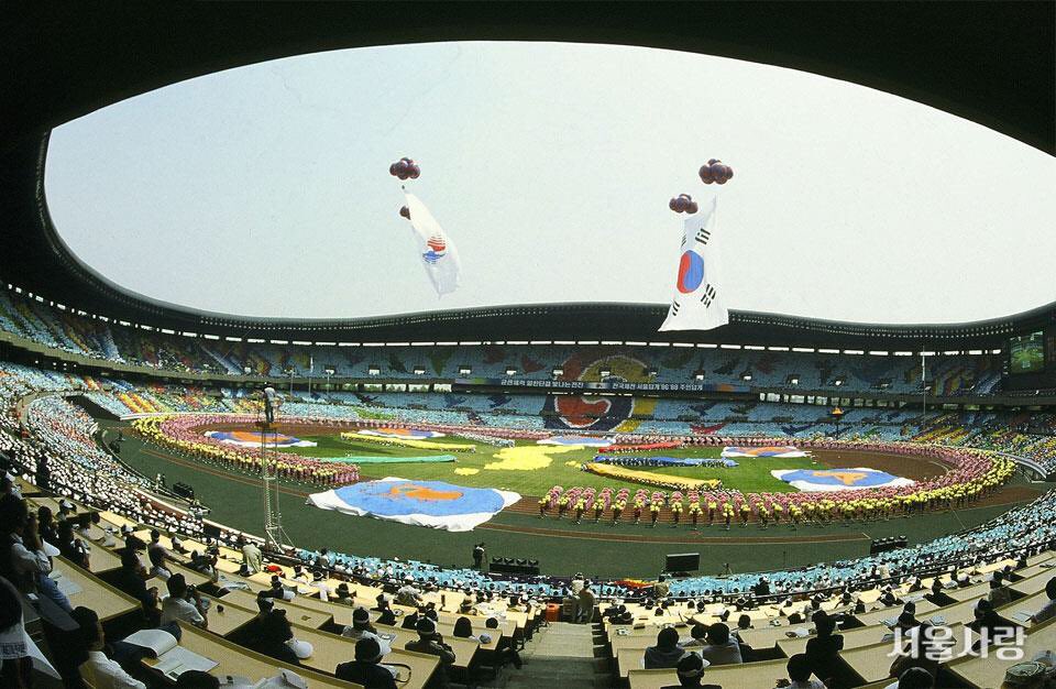 seoulmania's tweet image. (소근소근) 그거 아니?👂내년 10월 100번째 전국체전이 서울에서 열린대! 1회 대회는 야구종목만 있었고, 1945년 해방 후 열린 대회 개회식에선 손기정 선수가 태극기 기수로 입장했대..(뭉클) 
🔎100년의 구슬땀으로 기록된 스포츠 문화유산, #전국체육대회 역사속으로 고고  goo.gl/wYwngF