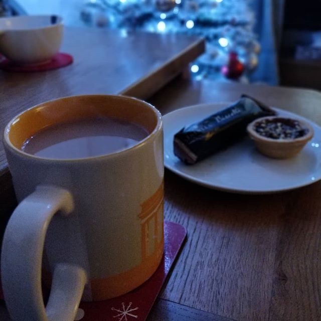 KarlAbe's tweet photo. This evening's festive desert after a 25min run. Knees felt good helped by a good stretch! #christmas #eatcrap #workout #dumbbalance https://t.co/Se93CxyqZm https://t.co/epclnDQdu5