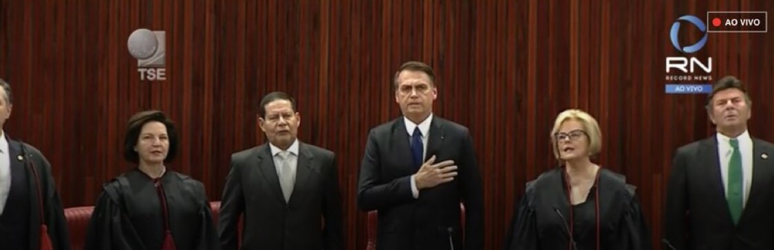 jairbolsonaro's tweet image. Como sempre tenho dito, encaro esta etapa de minha vida como uma missão de Deus. Faremos o possível para dar à nossa nação um futuro com dias melhores. Brasil acima de tudo; Deus acima de todos! 🇧🇷