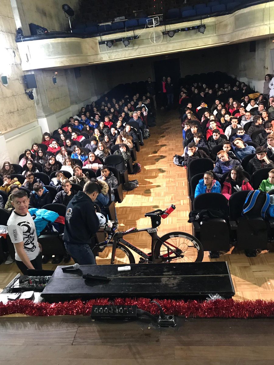 mauxsalamanca's tweet photo. Esta mañana nos ha visitado el Club Triatlón Salamanca. Su presencia forma parte del programa “valores en el deporte” asistiendo 3º y 4º ESO. ¡Gracias por vuestro tiempo y enseñanzas! @SalamancaTri https://t.co/NdGtzx8FzM