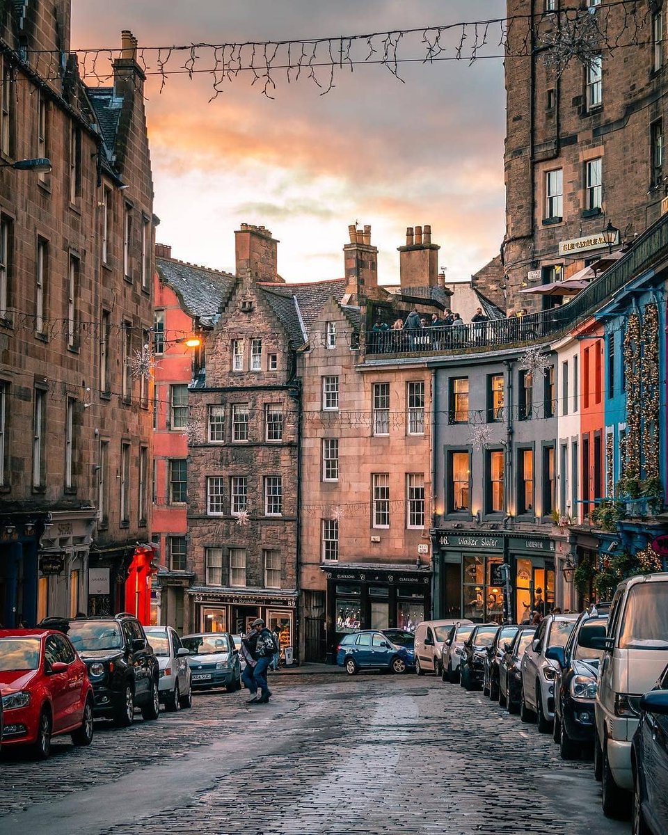 It's no surprise Edinburgh's #VictoriaStreet is thought to be the inspiration for Diagon Alley in #HarryPotter!⚡️📍 Victoria Street, #Edinburgh 📸 Instagram.com/moumita.paul_