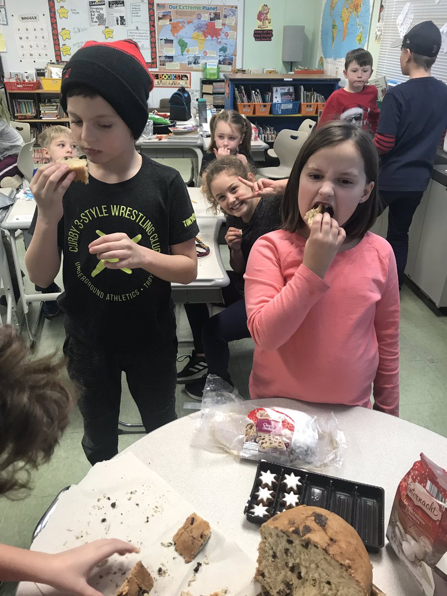 cyager5's tweet photo. Sampling international holiday treats! #worldcommunities @CastletonES @SchodackCSD https://t.co/w7sp6eMR8G