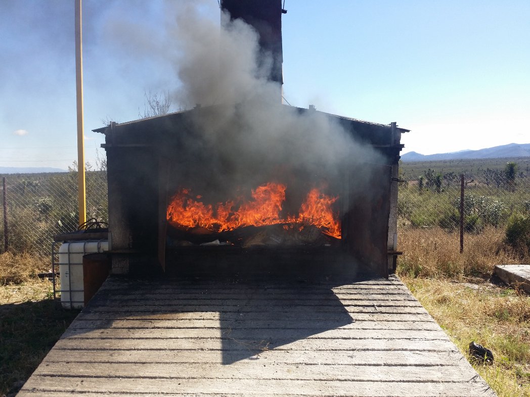 UCECoah's tweet photo. Constatación de la incineración de material vegetativo en el Punto de Verificación e Inspección en Tanque Escondido por parte del personal de la Representación Estatal en Coahuila en coadyuvancia con el Centro Internacional de Servicios Fitosanitarios. https://t.co/GTMfbXfLWn