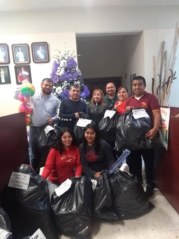 Entrega de juguetes a quienes menos tienen gracias a la participación de nuestros alumnos donando un juguete para la inscripción de la Carrera Coyote 5K 2018.

#MeGustaELCECYTE