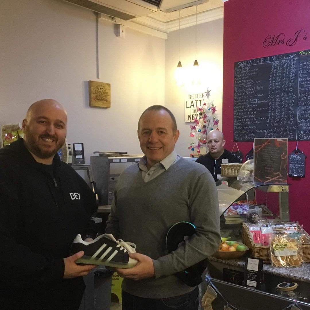 It was lovely to meet Facebook competition winner Mark Grainger for a coffee @MrsJsCoffeeHouse. Things turned a bit nasty when Amp realised it was his FlashyTrainers 👟 I gave away, lookout for more comps in the new year, all the best Dex🎧