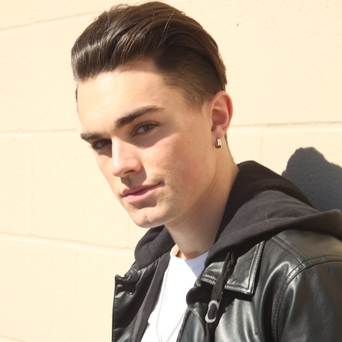 BevHillsGhost's tweet photo. To help you recover from any lingering #sundayscaries, here's a dreamy pic of the hottest (and seriously the sweetest!) hunk at Bev Hills Senior High. <3 https://t.co/4LP4dTVLqV