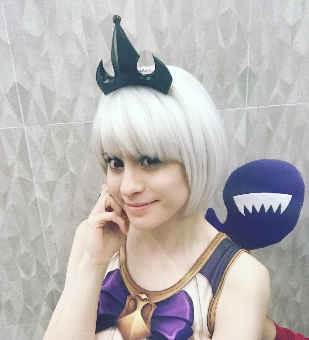 straywindcos's tweet photo. When #orphea wants to take a selfie, Chomp can’t help but want to get in on that action. 😅 The crown was made by Ehdrien on Thingiverse. My friend Pan made Chomp. The dress is the official @BlizzHeroes Orphea dress and is super cute! 😈💕 #heroesofthestorm #hots #blizzard https://t.co/BJYIFYHnQP