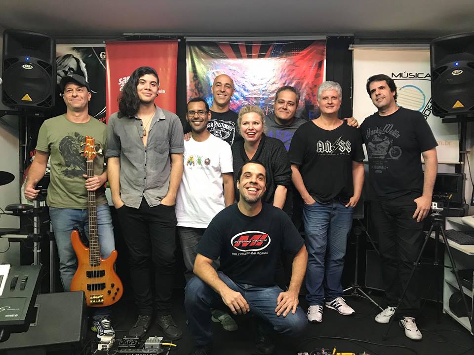 Confraternização de fim de ano com os professores, Sábado passado. Por motivos profissionais nem todos puderam comparecer, mas o som rolou bonito em nosso auditório! Em breve disponibilizaremos os vídeos.