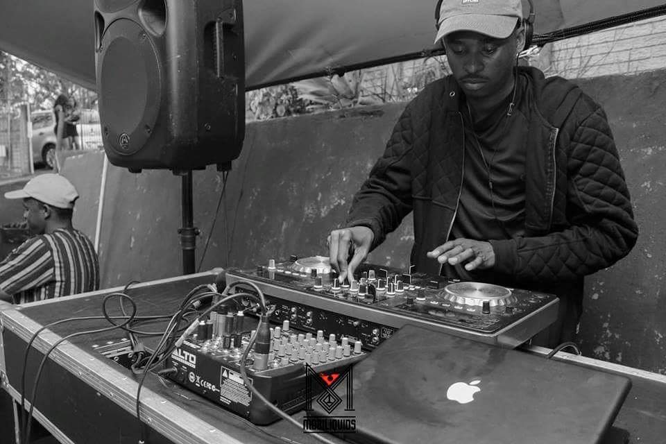 SihleMvundla's tweet photo. #TurnItUpThisSummer on #RiseAndRockBreakfastShow hosted by @Iamsiyaseme on @inanda884fm  catch @CannonLeRodSA Tuesday @08:40am-08:55am #CannonLeRodTheDJ @blackmandulo @WorldClassPR https://t.co/BAgeRl95Uz