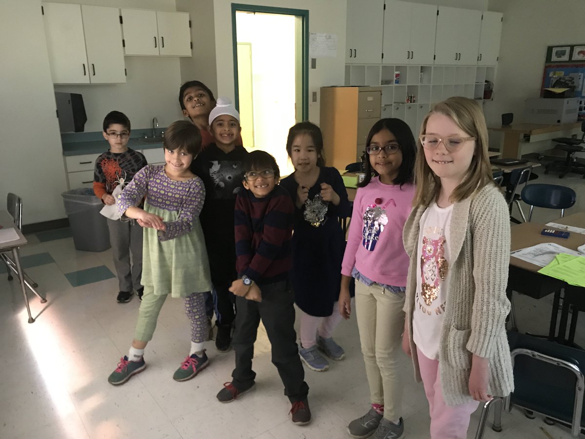 ellen495's tweet photo. 3rd graders at Oaks say, "Don't use a lot of paper towels. Shake 12 times and then fold your towel. SHAKE AND FOLD!" https://t.co/bG8wBNnOvq