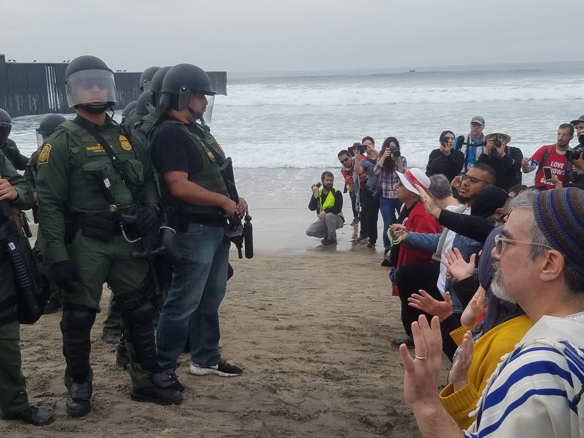 bgirledukate's tweet image. Demonstrators kneel after Border Patrol moves them back to concertina wire at border near Friendship Park. This is first day of #LoveKnowsNoBorders demonstrations.