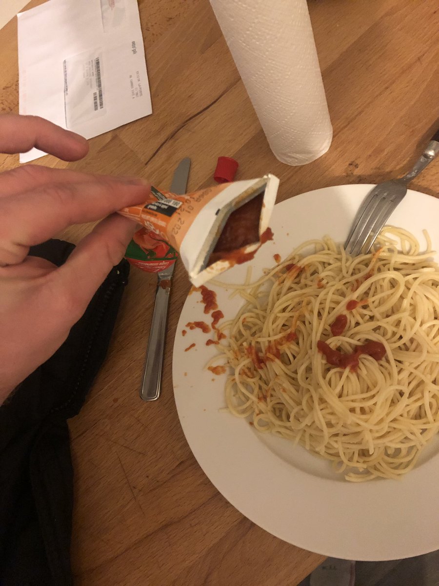 _lmrtn's tweet photo. Si vous pensiez avoir une vie de merde sachez que mon tube de sauce tomate a explosé du mauvais sens https://t.co/n9RHXuD5NG