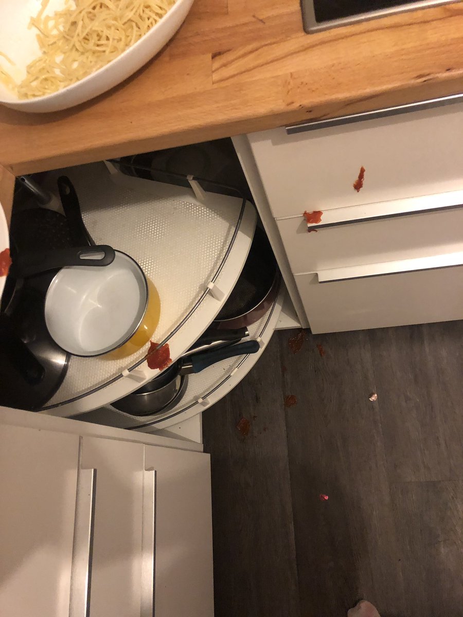 _lmrtn's tweet photo. Si vous pensiez avoir une vie de merde sachez que mon tube de sauce tomate a explosé du mauvais sens https://t.co/n9RHXuD5NG