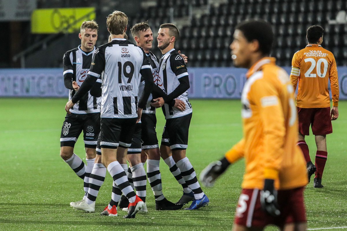 HeraclesAlmelo's tweet photo. Afgelopen. Heracles Almelo 2 verslaat Achilles’29 2 met 20-0.
😳
#herach (20-0) https://t.co/L7sjV8i4VI