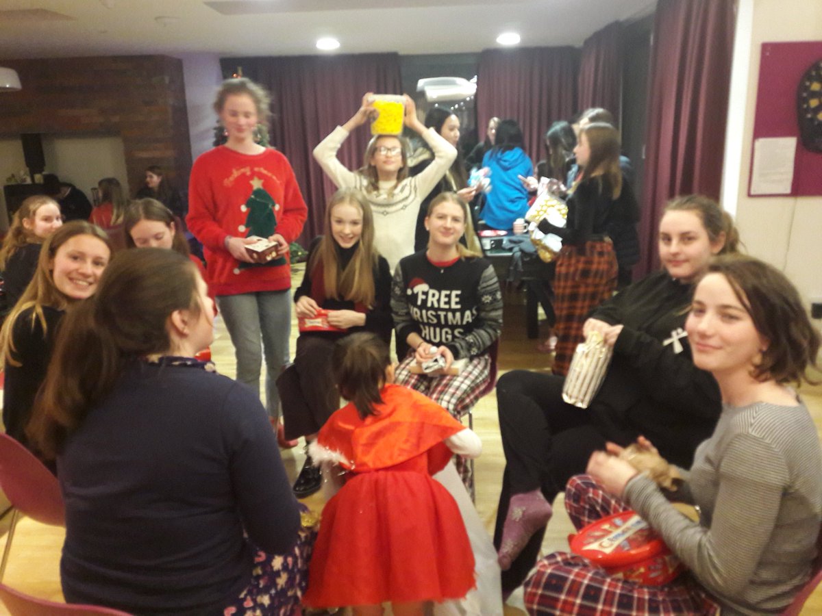 OakeleyHouse's tweet photo. Happy Christmas Oakeley girls!! https://t.co/9lCBOUpjxH