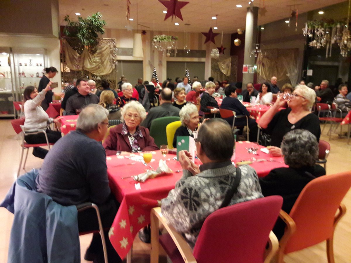 Vanavond vanuit het Buurtinitiatief een Kersdiner voor 100 ouderen Wijkbewoners georganiseerd in Huize Rosendael. Fantastisch al die blije gezichten.
Gesponsord door de ASR, AH, Careyn, Jumbo en DE.