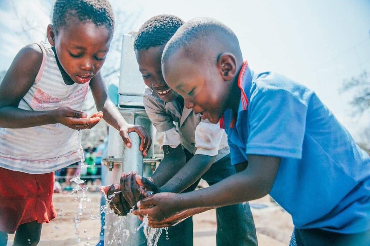 MattyPortugal's tweet photo. A tua AE junta-se ao Thirst Project. Estamos, assim, a angariar dinheiro de forma a contribuir na construção de poços profundos para que comunidades menos desenvolvidas tenham acesso a água com melhor qualidade! Adquire já uma sweat cujo valor será revertido a esta causa! https://t.co/HILTgH9k6t