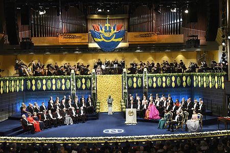 ノーベル賞授賞式 本庶佑さんは羽織袴の和装で受賞